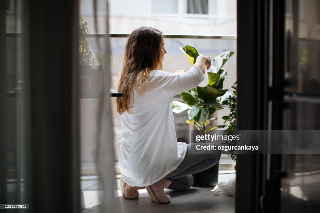 Härlig hemmafru med blomma i gruka och trädgårdsarbete set
