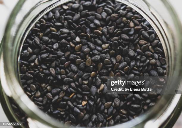 black sesame seeds - black seed oil - fotografias e filmes do acervo