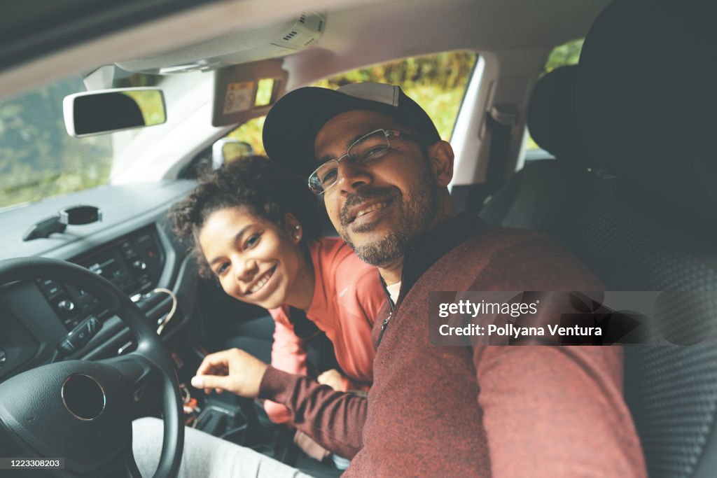 Famille voyageant en voiture