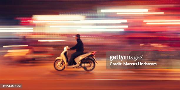 scooterrit bij nacht - hanoi stockfoto's en -beelden