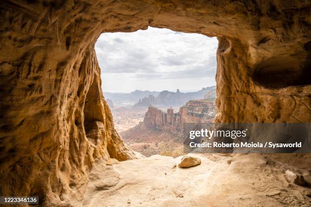 rock-hewn daniel korkor church, tigray region, ethiopia - cave art stockfoto's en -beelden