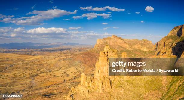 gheralta mountains and trail to abuna yemata guh church, tigray, ethiopia - abuna yemata guh church stockfoto's en -beelden