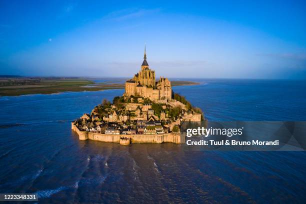 france, normandy, manche department, bay of mont saint-michel - alta marea foto e immagini stock