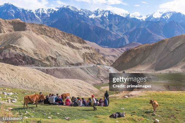 einheimische warten auf bus in landstraße berg nach nubra tal in leh, ladakh indien - jammu and kashmir stock-fotos und bilder