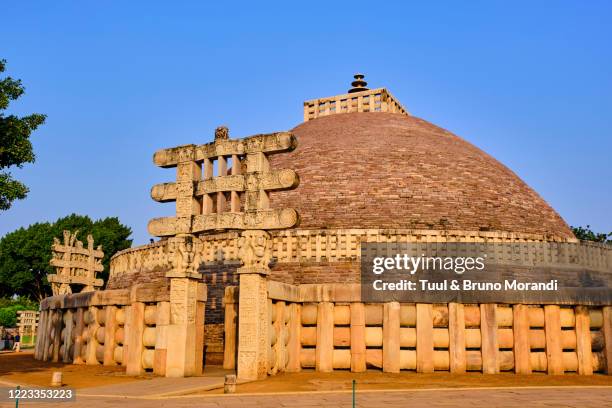 india, madhya pradesh state, sanchi, buddhist monuments - stupa imagens e fotografias de stock