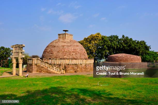 india, madhya pradesh state, sanchi, buddhist monuments - stupa imagens e fotografias de stock