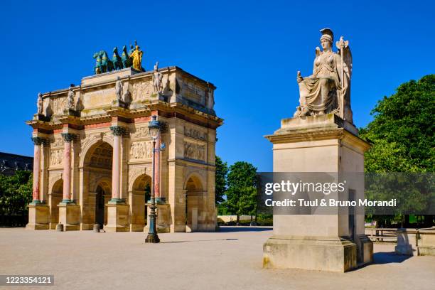 france, paris, arc de triomphe in the place du carrousel du louvre - place du louvre stock pictures, royalty-free photos & images