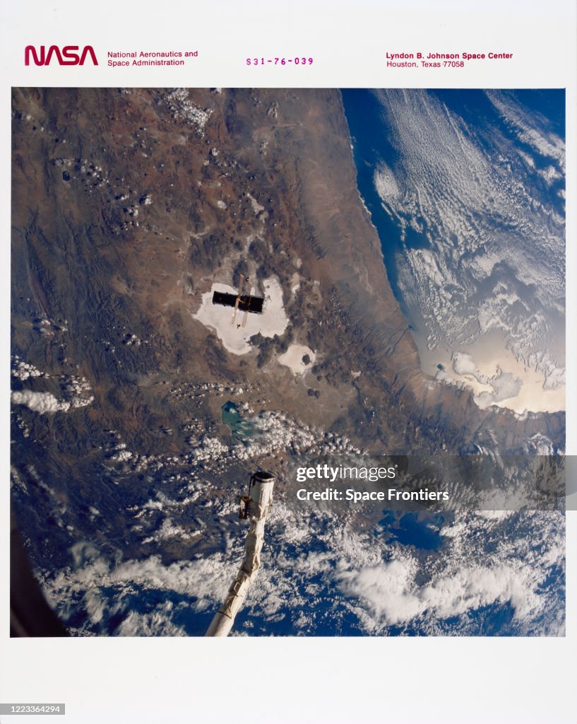 STS-31 Hubble Space Telescope (HST) drifts away from OV-103's RMS