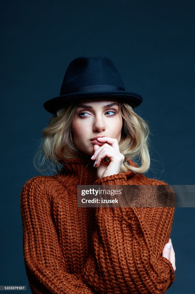 Retrato de moda de mujer elegante en suéter marrón