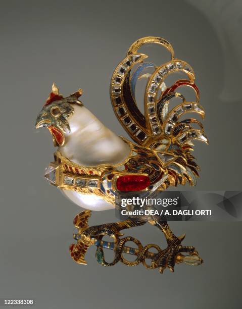 Goldsmith's art, Flanders, 16th century. Enamelled gold pendant set with pearls, diamonds and rubies, depicting a rooster holding a caduceus mm....