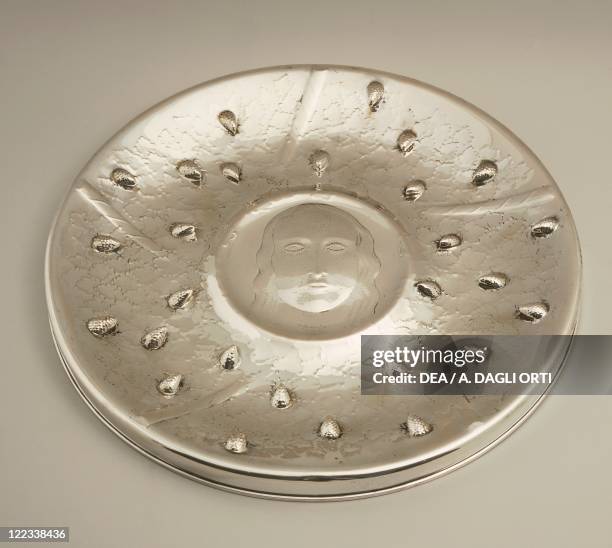 Silversmith's Art, Italy 20th century. Chiselled silver presentation plate. Made by Le Argenterie d'Italia on a drawing by Francesco Sossai,...