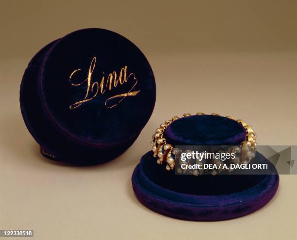 Goldsmith's art, 19th century. S-shaped elements gold, blue enamel and pearls bracelet in its original case, around 1840.