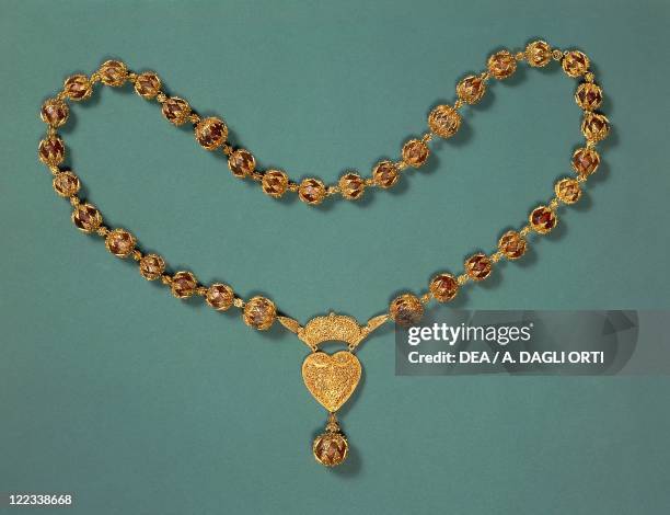 Goldsmith's art, Spain-Portugal, 18th century. Gold and amber necklace.
