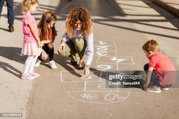 vorbereitung auf hopscotch - school playground stock-fotos und bilder