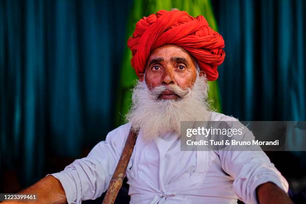 india, rajasthan, old man at jaipur - madras indien stock pictures, royalty-free photos & images