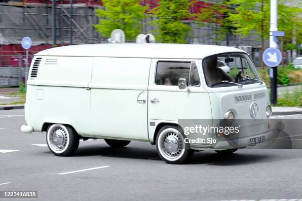 volkswagen transporter t2 furgoneta clásica que conduce en la carretera - volkswagen bus fotografías e imágenes de stock