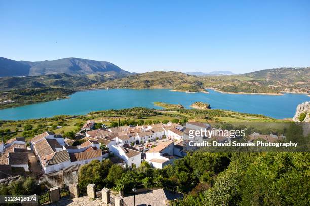 the town of zahara de la sierra in andalusia, spain - grazalema photos et images de collection