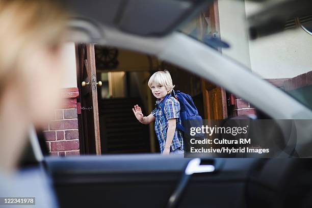 son waving to mother from school - woman waving goodbye photos et images de collection