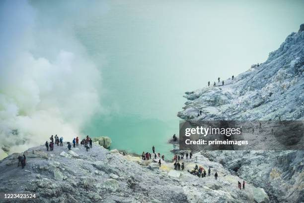 lago sulphur y montaña de mina humeante en la mañana en ijen volcano east java indonesia - bromo crater fotografías e imágenes de stock