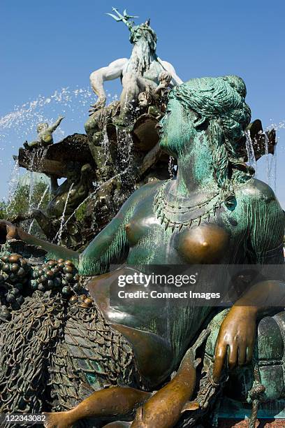neptunbrunnen, alexanderplatz, berlin, deutschland - gott stock-fotos und bilder