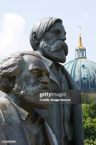 statue of karl marx and friedrich engels, berlin, germany - marxisme stockfoto's en -beelden