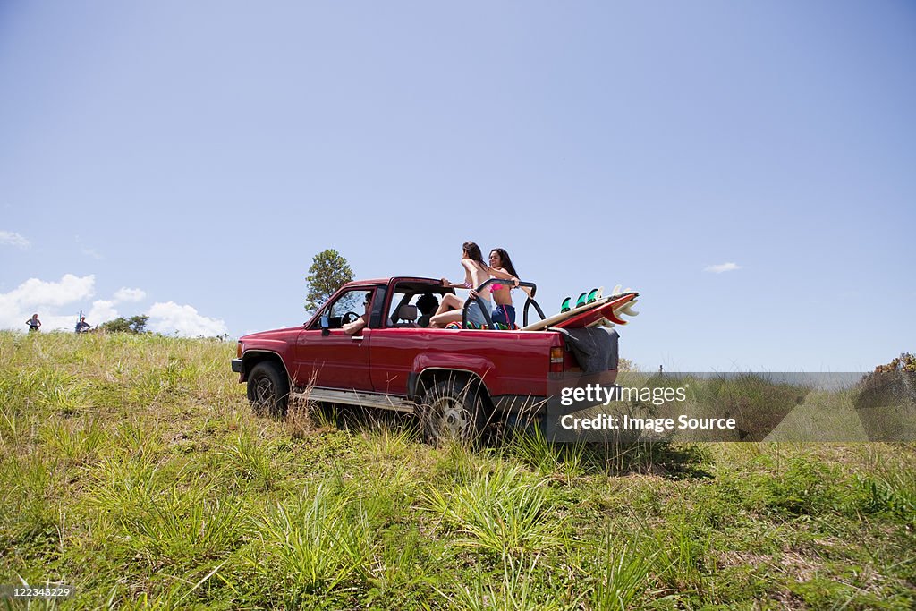 オフロード車の運転をビーチ