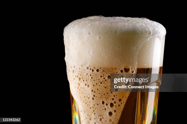 overflowing glass of beer - cerveja amarga imagens e fotografias de stock