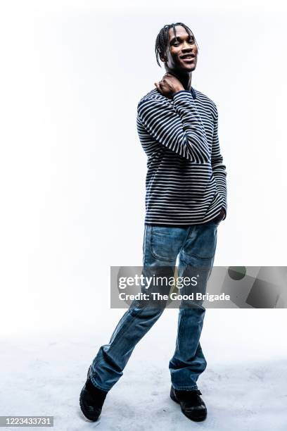 full body young man in studio - man standing full body photos et images de collection