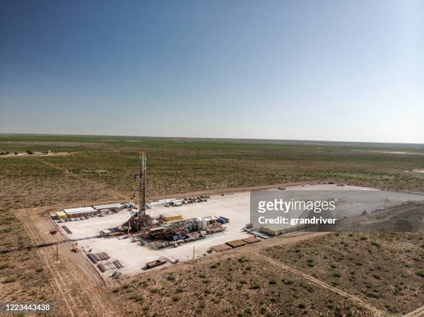 aerial view of an oil platform, fracking, drill rig, in west texas - shale stock pictures, royalty-free photos & images