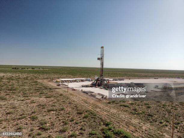 350 Texas Oil And Gas Drilling Rigs Stock Photos, High-Res Pictures ...