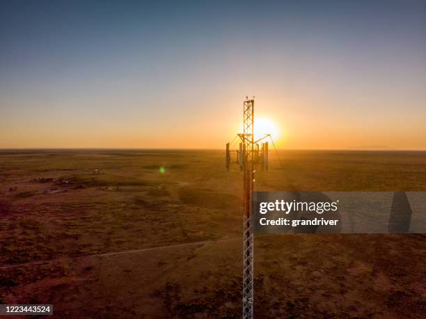 5g cell tower at sunset: mobilfunkmast für handy- und videodatenübertragung - 5g mobile stock-fotos und bilder