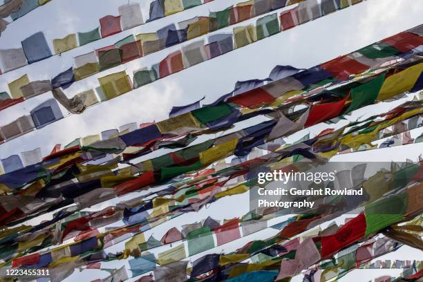 prayer flags - nepali flag stockfoto's en -beelden