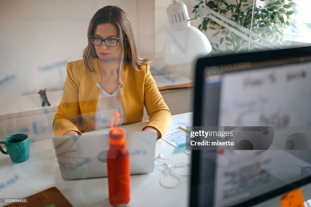 Mulher trabalhando no escritório
