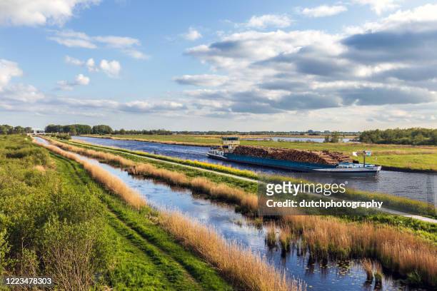 kanal med fraktfartyg med trä - gelderland bildbanksfoton och bilder