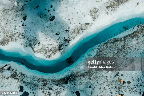 crack in glacier ice - running water stock-fotos und bilder