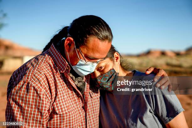 un marito navajo conforta sua moglie a causa di lavori e reddito persi, arresto covid19 - mask culture foto e immagini stock
