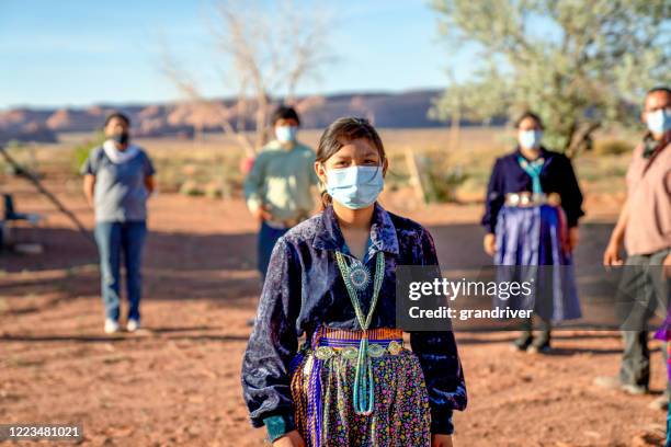 eine navajo-familie übt soziale zersagung, tragen masken während der coronavirus-pandemie - navajo reservation stock-fotos und bilder