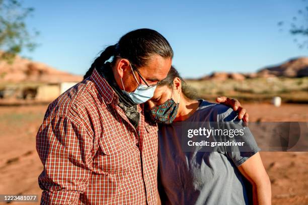 en navajo man tröstar sin fru på grund av förlorade jobb och inkomst, covid19 shutdown - american indian bildbanksfoton och bilder