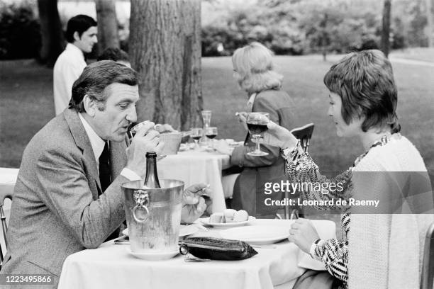 Italian actor Lino Ventura and French actress Annie Girardot on the set of La Gifle, written and directed by Claude Pinoteau.