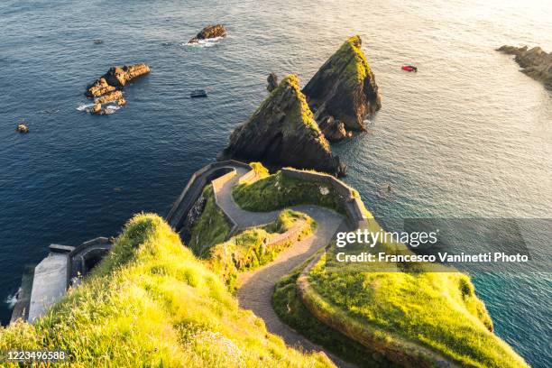 dunquin pier, ireland. - ruta salvaje atlántica fotografías e imágenes de stock
