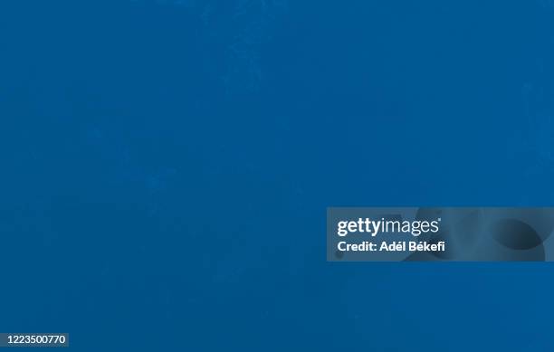 blue metal background - achtergrond krijtbord blauw stockfoto's en -beelden