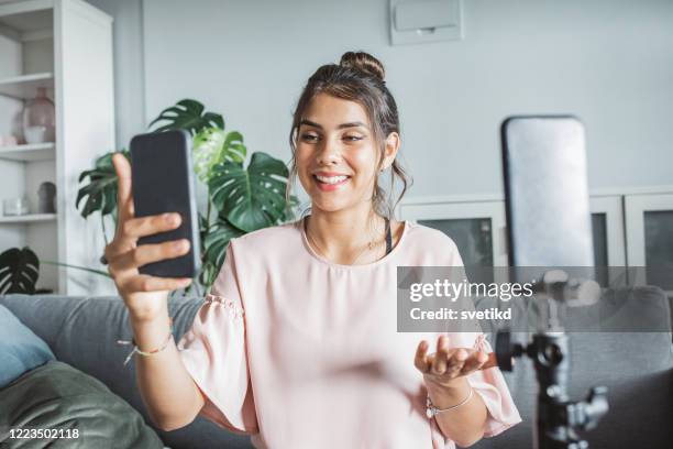 tiener thuis vloggen - camera girls stockfoto's en -beelden