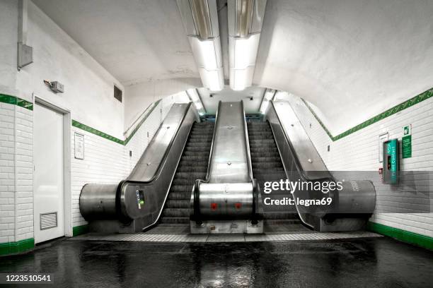 le métro parisien est vide pendant la pandémie covid19 en europe. - espace confiné photos et images de collection