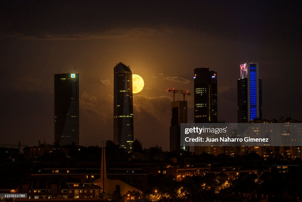 The Final Supermoon Of The Year Rises Over Europe