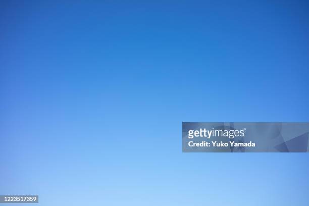 clouds typologies - morning - ciel bleu sans nuage photos et images de collection