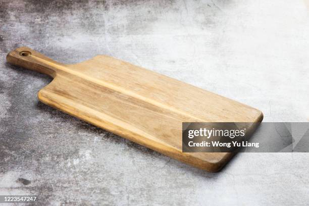 empty white table with cutting board, product display montage - snijplank stockfoto's en -beelden