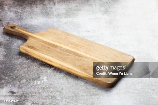 empty white table with cutting board, product display montage - chopping board 個照片及圖片檔
