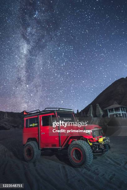 交通與天文照片星夜銀河在火山火山東爪哇印尼 - mt bromo 個照片及圖片檔