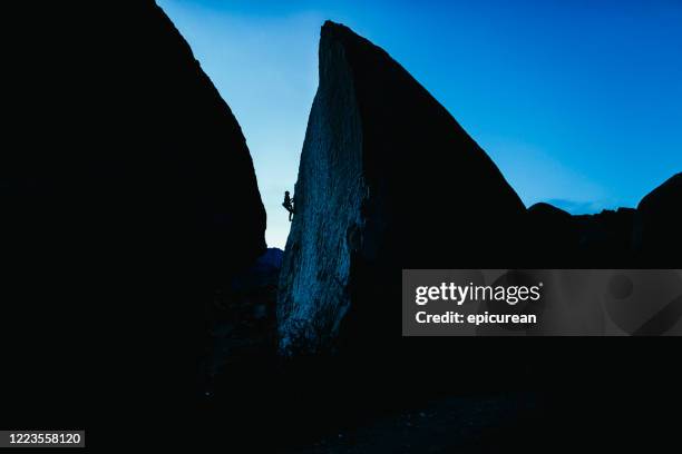 felskletterer bouldern in bishop california - soloklettern stock-fotos und bilder