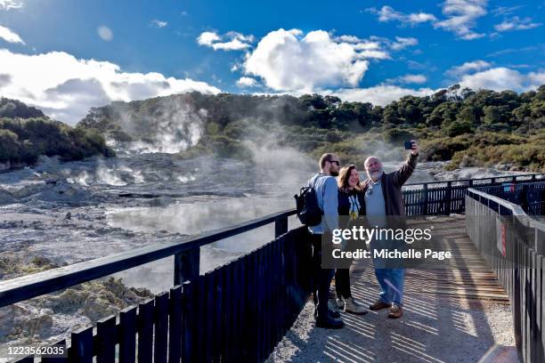 hell's gate geothermal reserve and mud spa, rotorua, new zealand - rotorua - fotografias e filmes do acervo